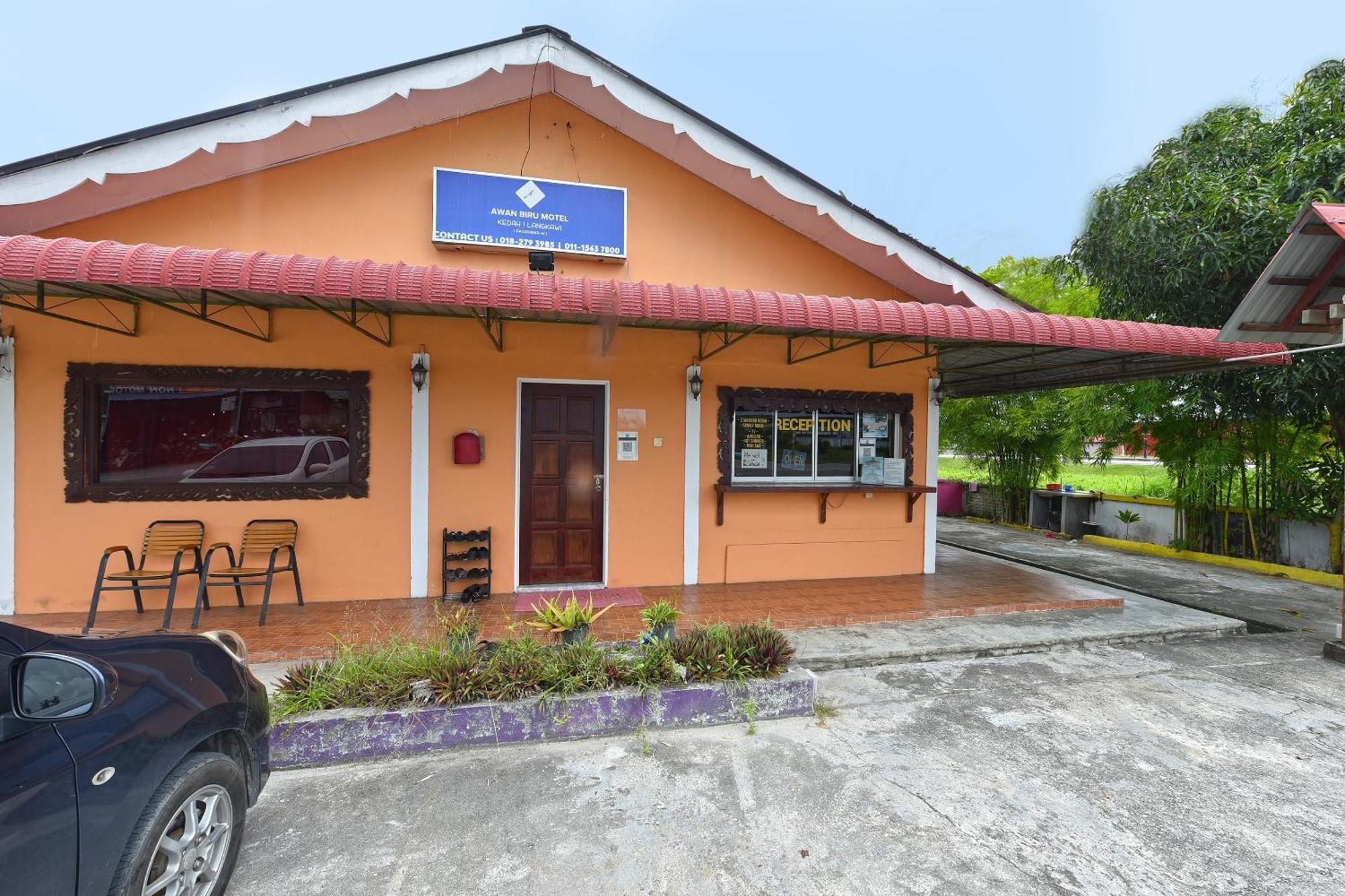 Oyo 90561 Awan Biru Motel Pantai Cenang  Eksteriør bilde