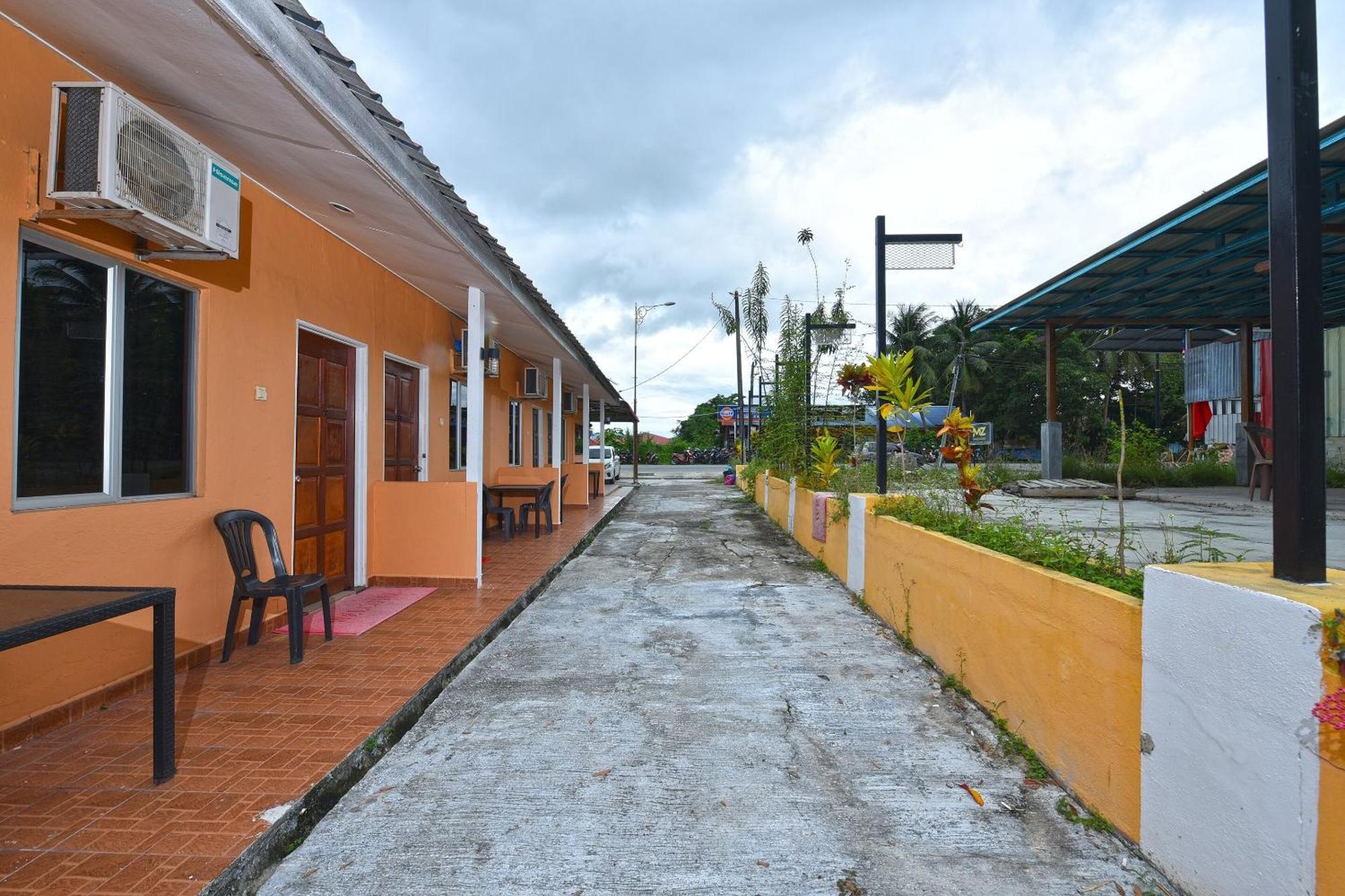 Oyo 90561 Awan Biru Motel Pantai Cenang  Eksteriør bilde