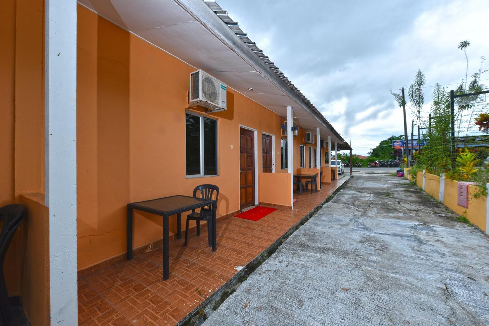 Oyo 90561 Awan Biru Motel Pantai Cenang  Eksteriør bilde
