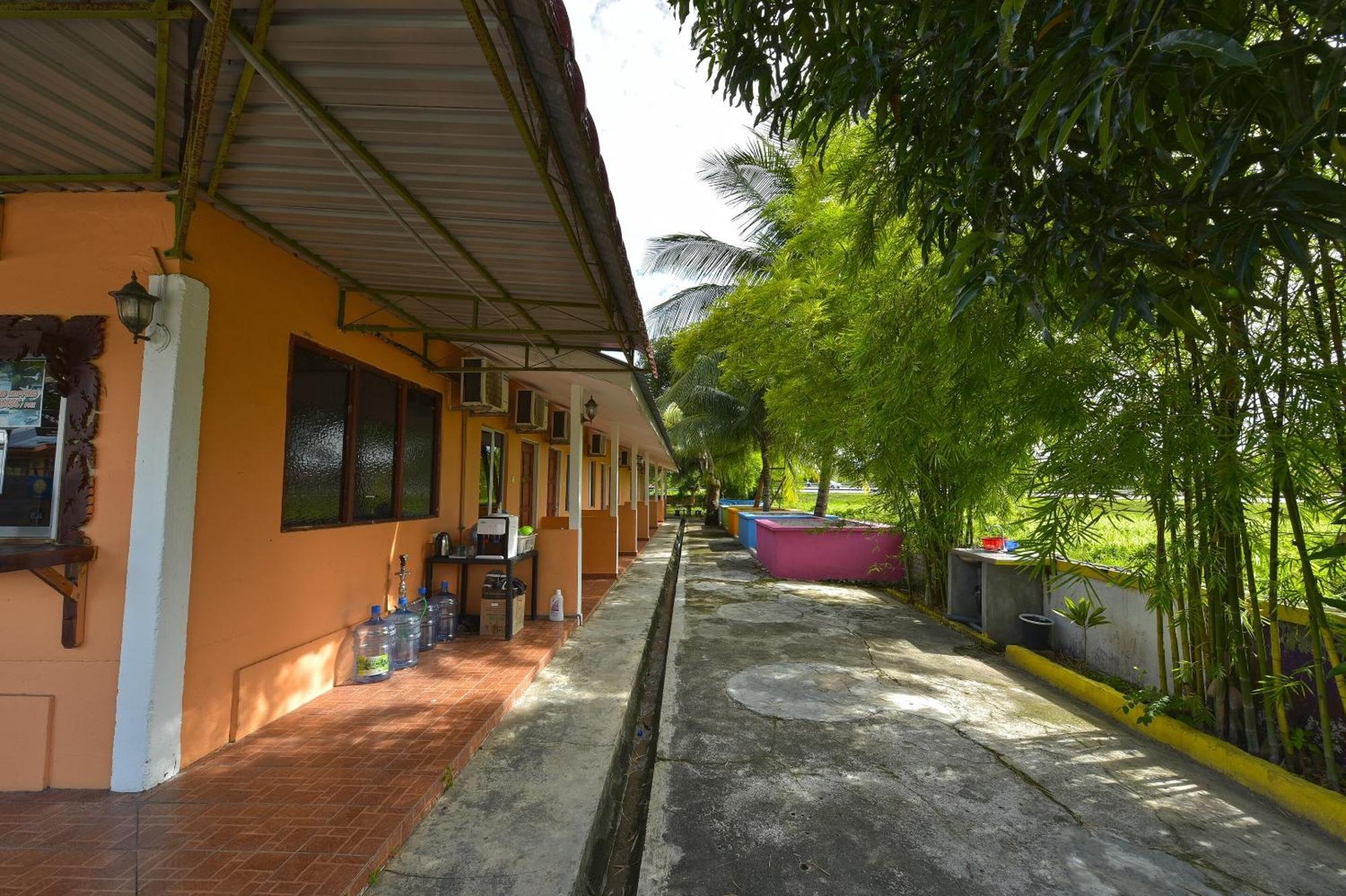 Oyo 90561 Awan Biru Motel Pantai Cenang  Eksteriør bilde