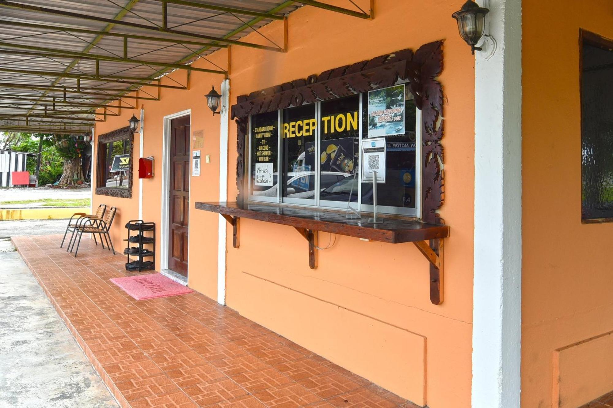 Oyo 90561 Awan Biru Motel Pantai Cenang  Eksteriør bilde
