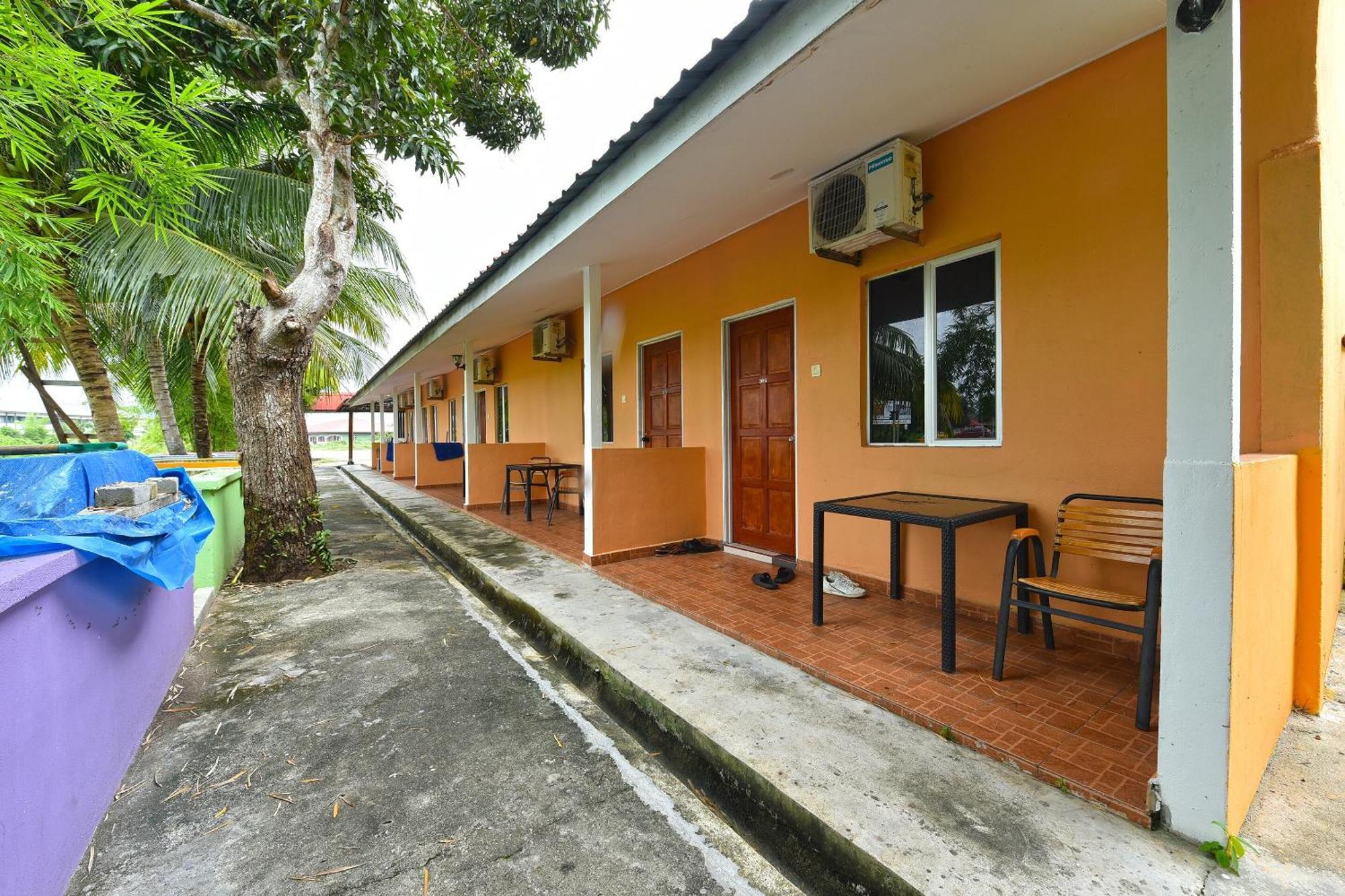 Oyo 90561 Awan Biru Motel Pantai Cenang  Eksteriør bilde