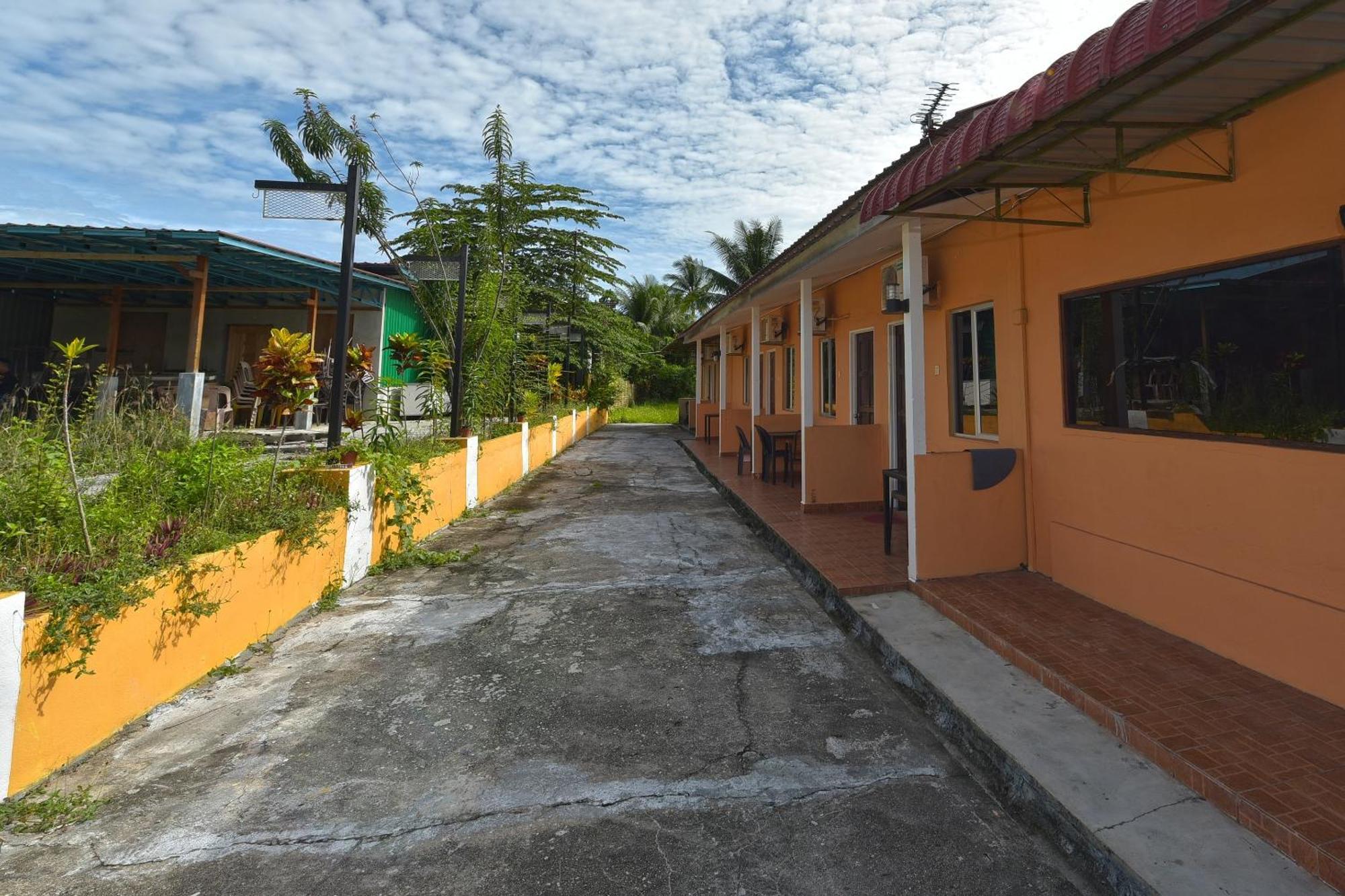Oyo 90561 Awan Biru Motel Pantai Cenang  Eksteriør bilde